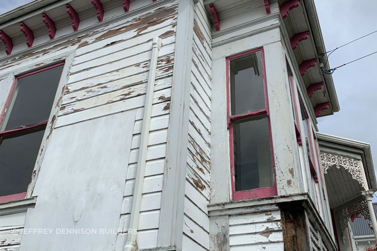 B3-9-Fifield-St-Roslyn-Dunedin-Close-up-of-the-left-window-and-damaged-facing-board-before-renovation-JDBuilders.jpg