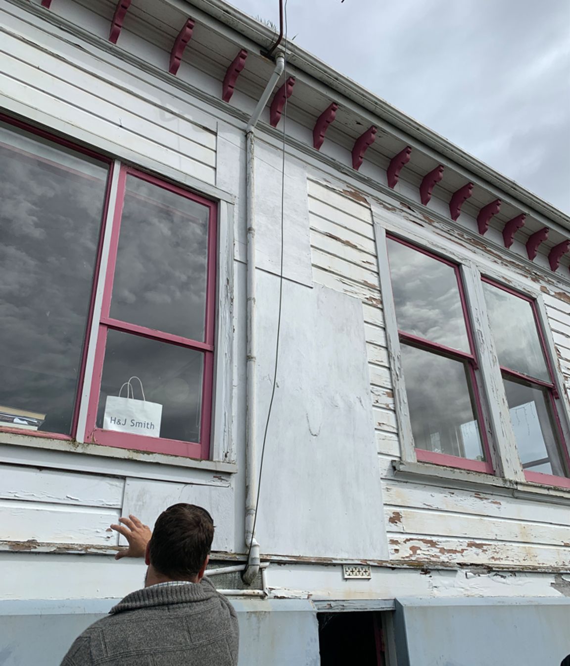 B4-9-Fifield-St-Roslyn-Dunedin-Jeff-inspecting-damaged-windows-and-weatherboards-on-the-east-side-before-renovation-JDBuilders.jpg