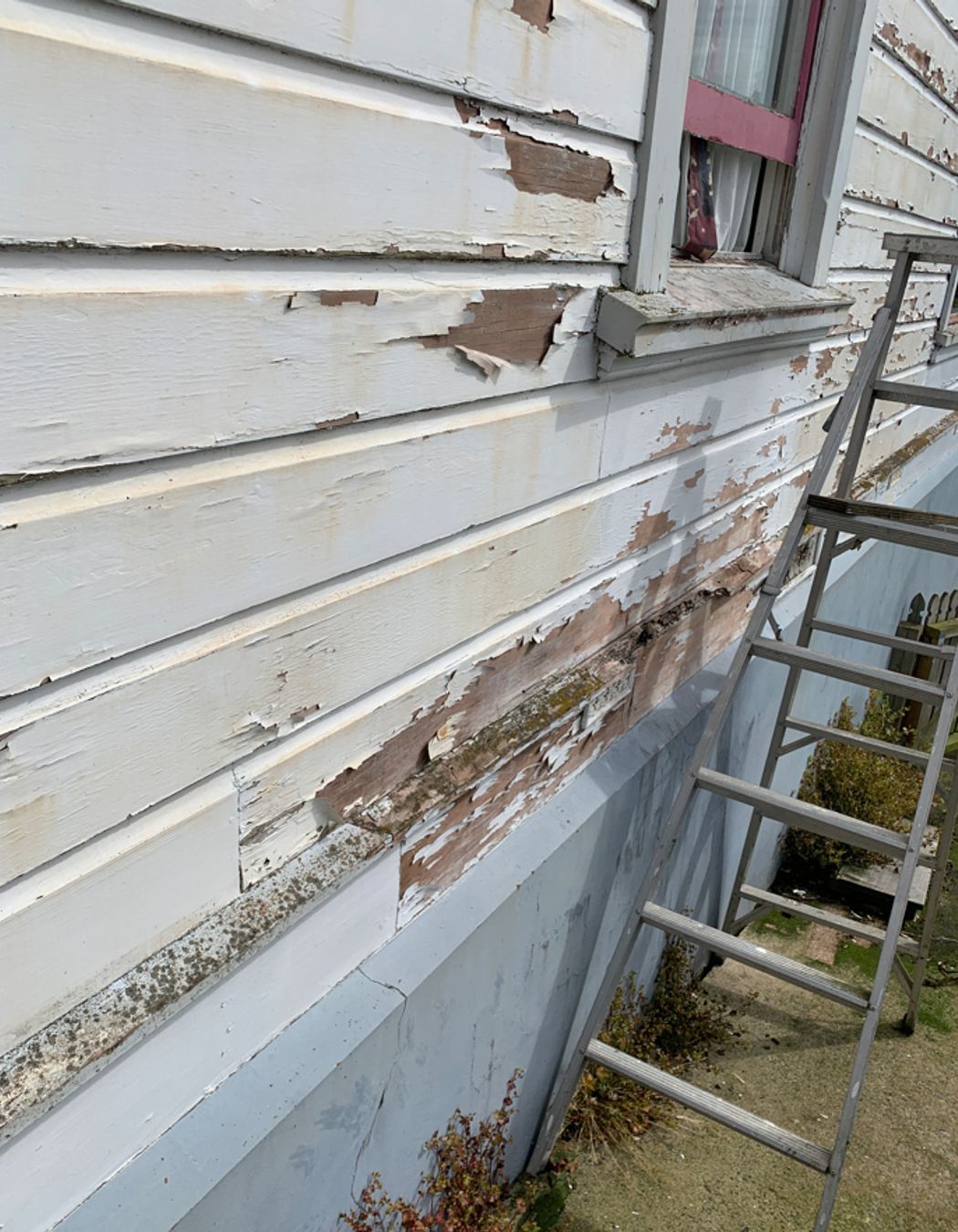 B6-9-Fifield-St-Roslyn-Dunedin-Close-up-of-the-rotten-weatherboards-on-the-east-side-before-renovation-JDBuilders.jpg