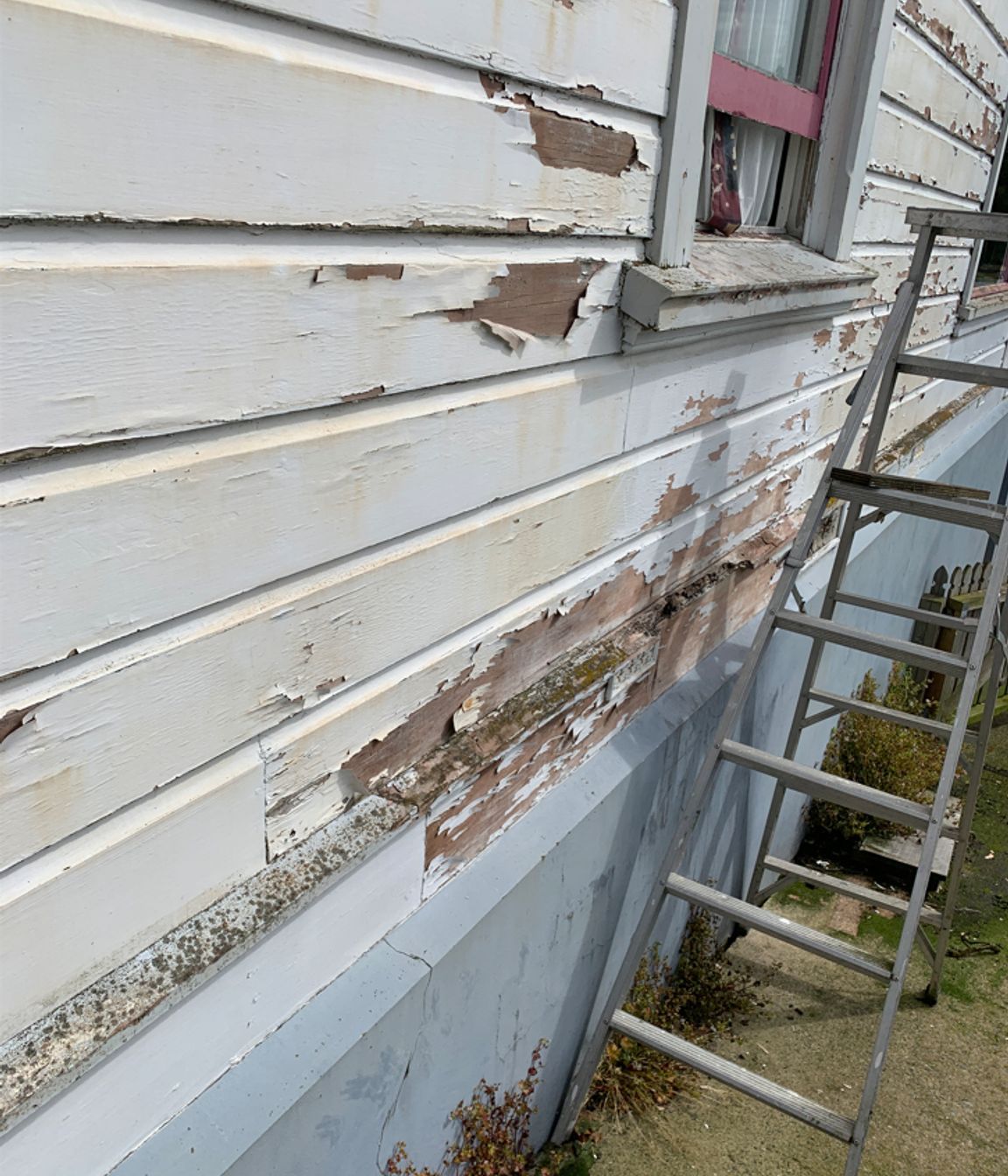 B6-9-Fifield-St-Roslyn-Dunedin-Close-up-of-the-rotten-weatherboards-on-the-east-side-before-renovation-JDBuilders.jpg