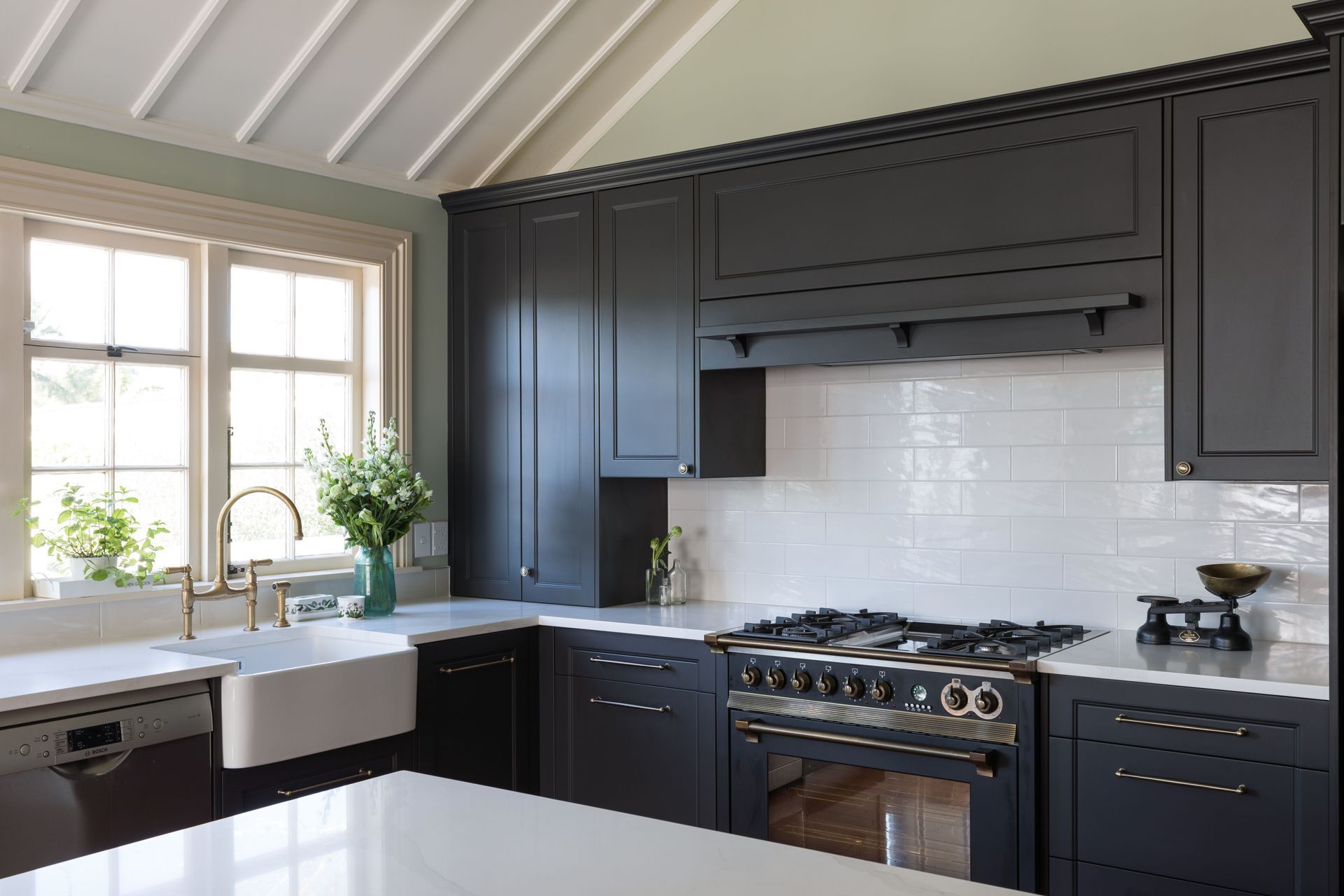 Dezignatek Contemporary profile in Carbonite Texture. Designed by Lisa Thesing.