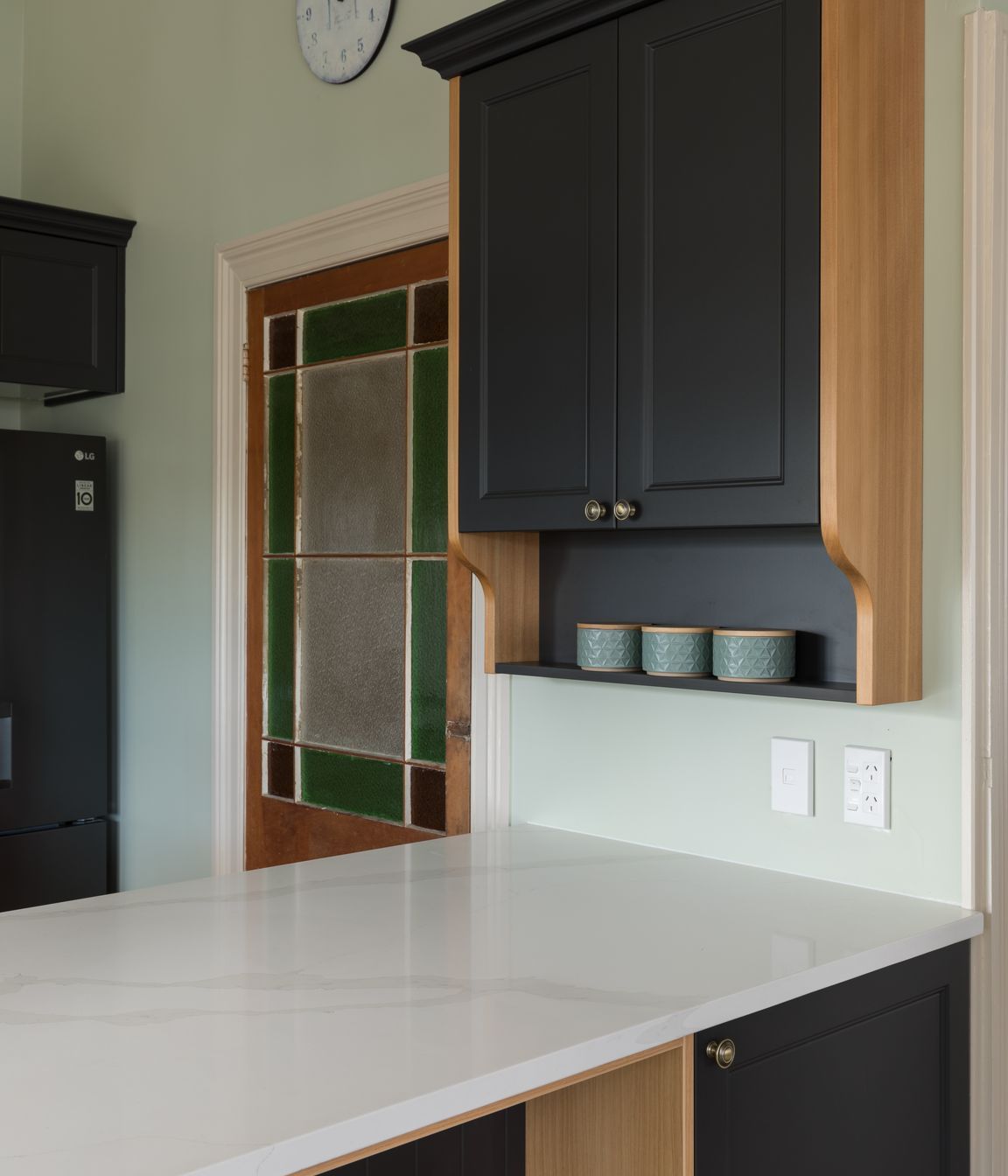 Dezignatek Contemporary profile in Carbonite Texture. Designed by Lisa Thesing.