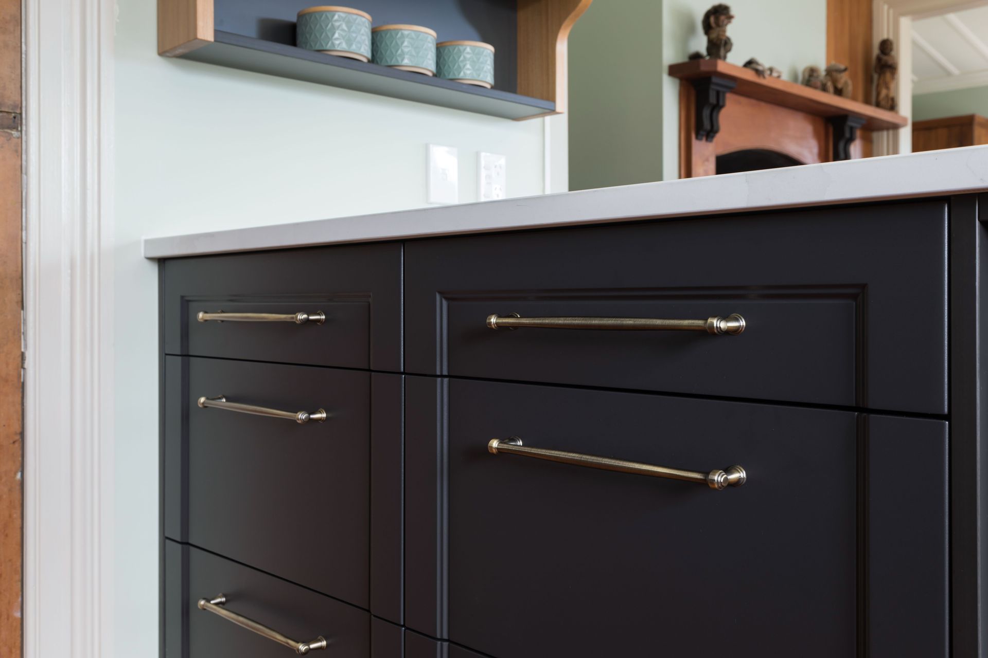 Dezignatek Contemporary profile in Carbonite Texture. Designed by Lisa Thesing.