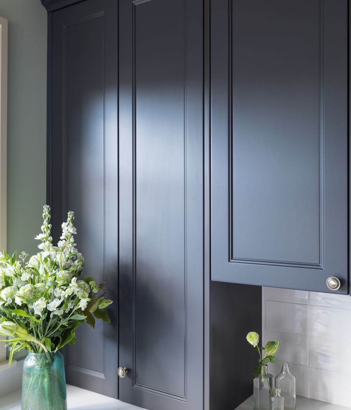 Dezignatek Contemporary profile in Carbonite Texture. Designed by Lisa Thesing.