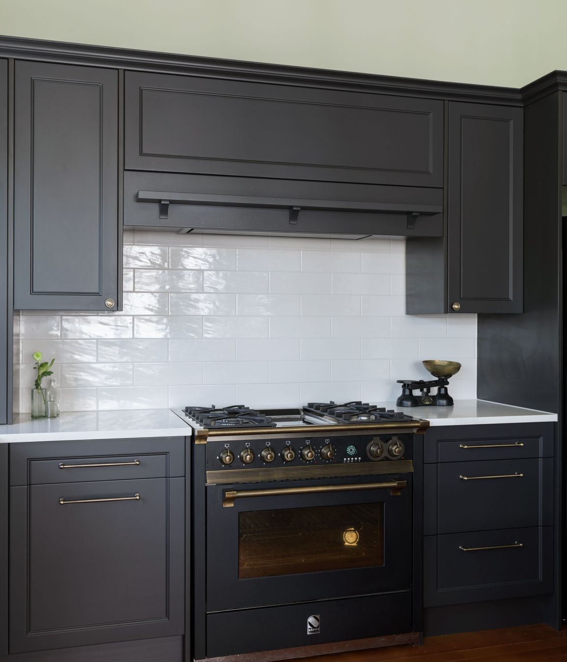 Dezignatek Contemporary profile in Carbonite Texture. Designed by Lisa Thesing.