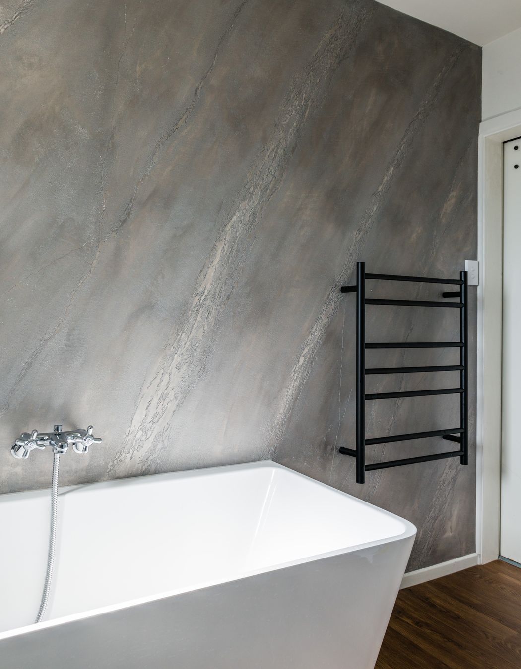 Split stone textured wall - Bathroom.