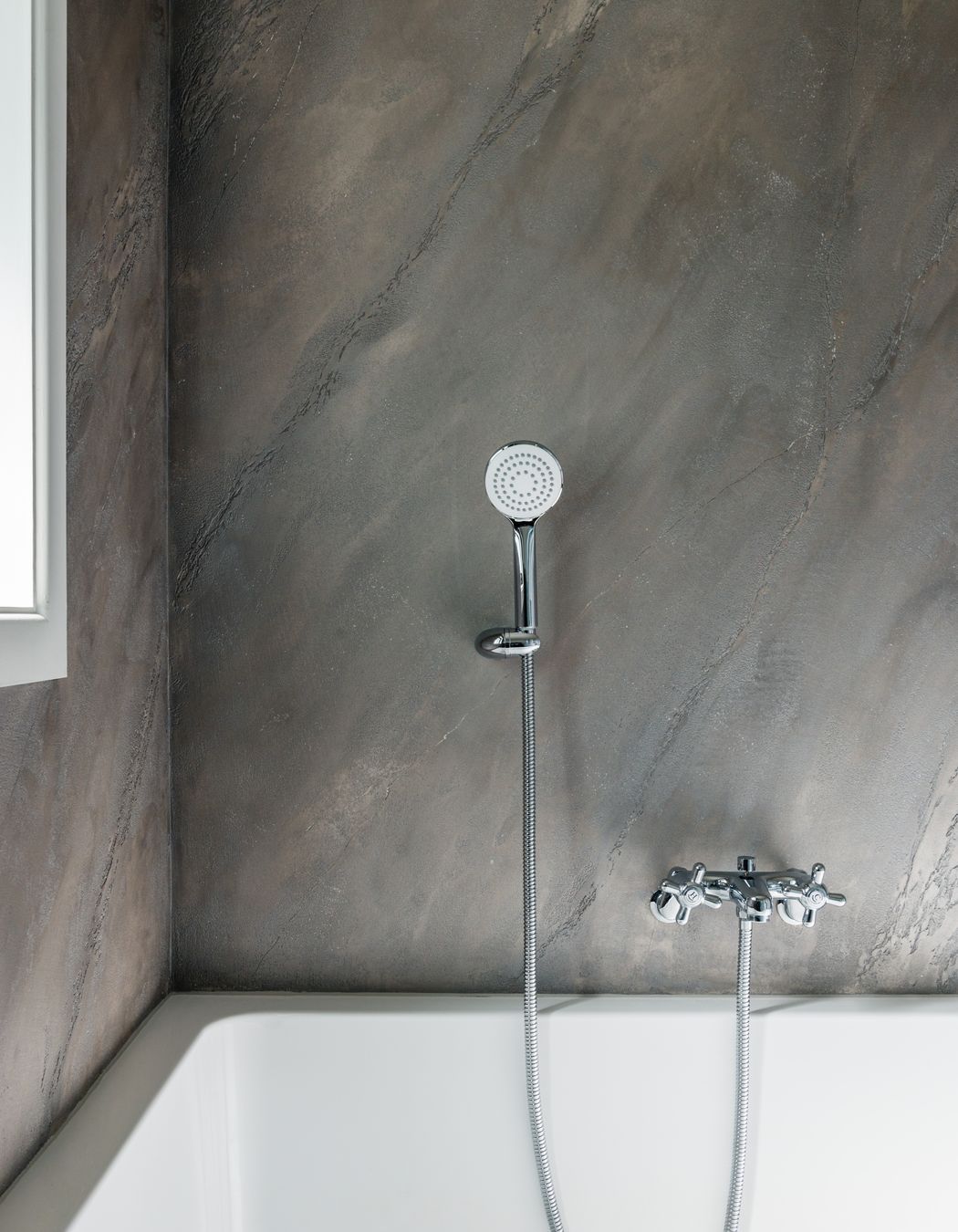 Split stone textured wall - Bathroom.