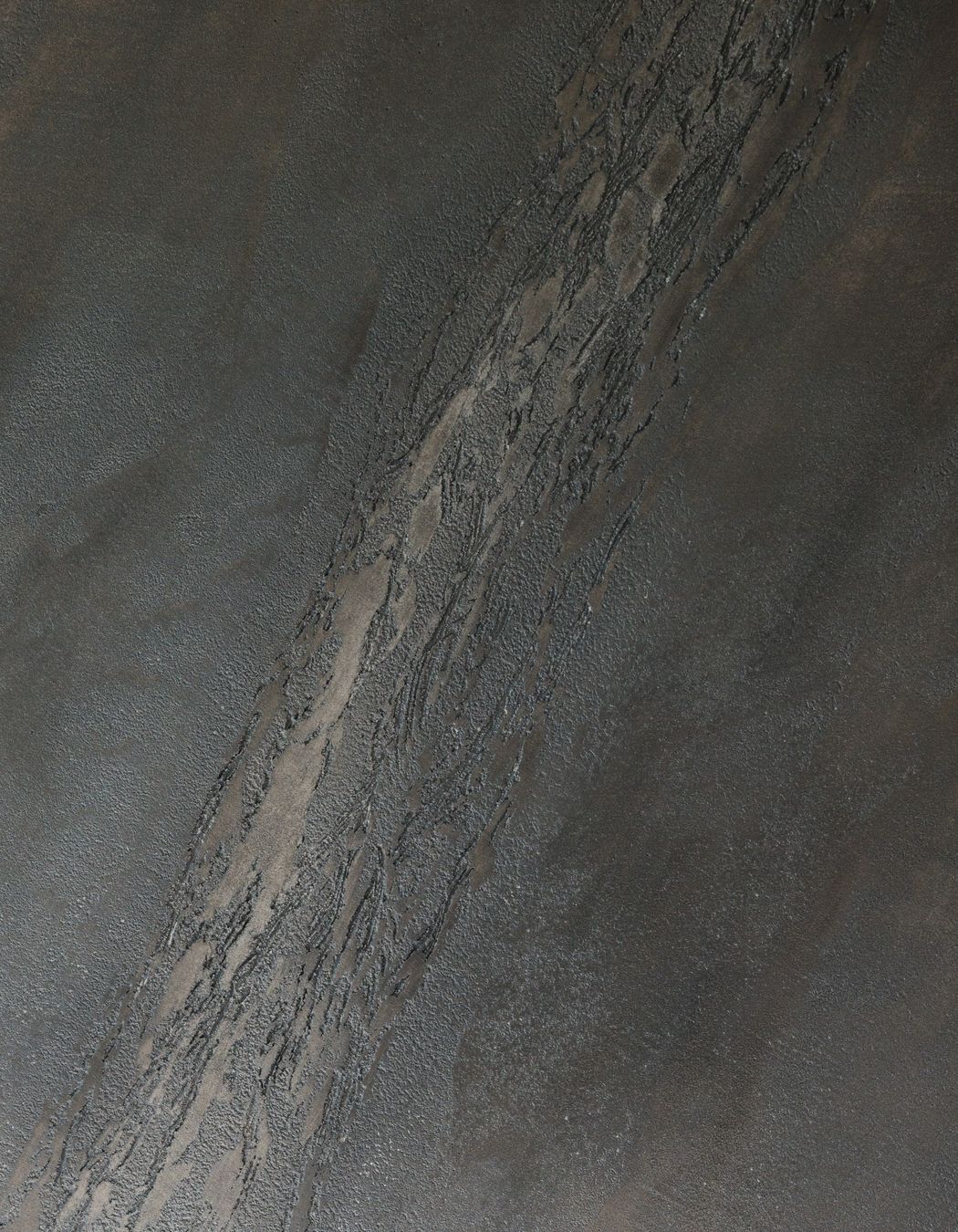 Split stone textured wall - Bathroom.