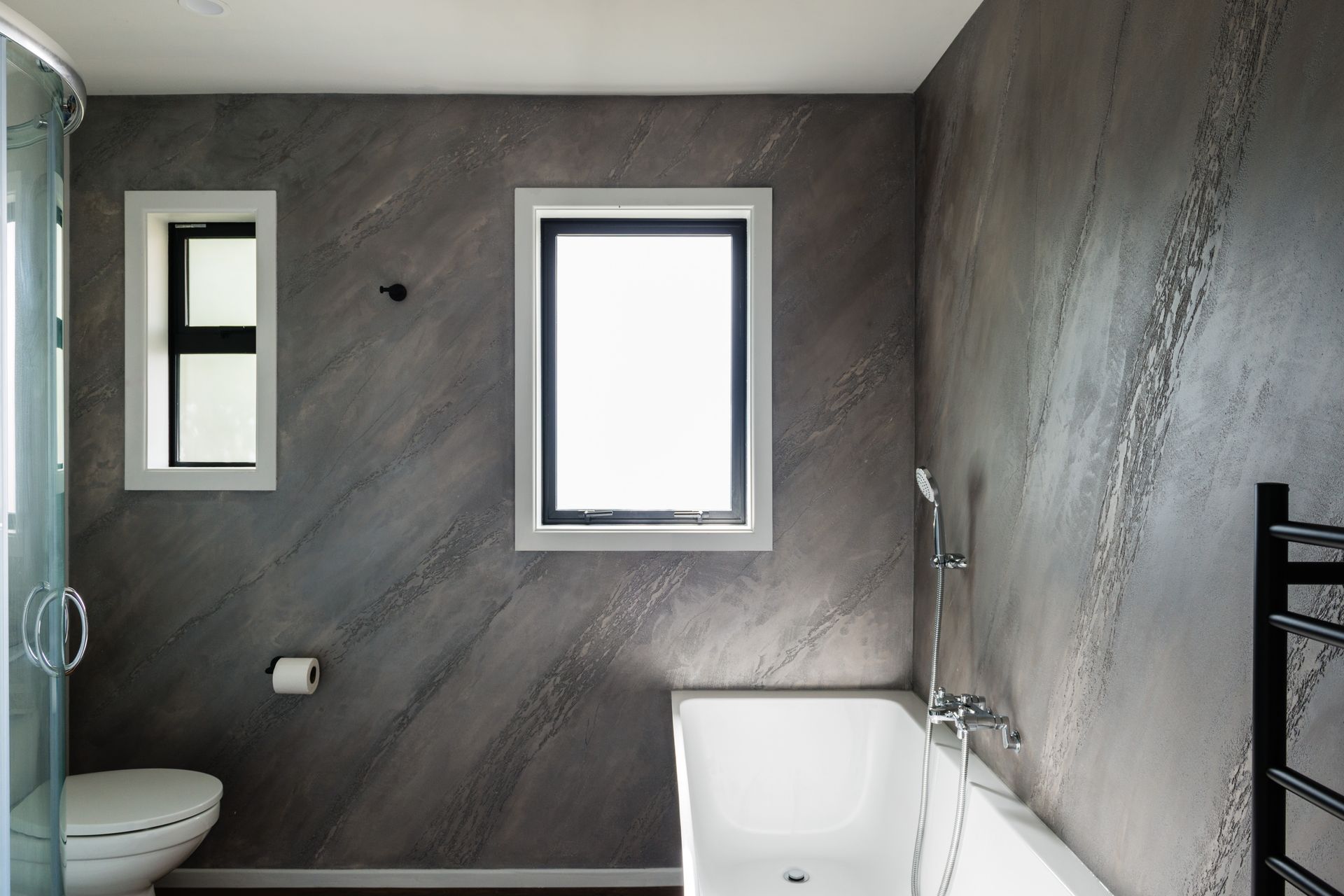 Split stone textured wall - Bathroom.