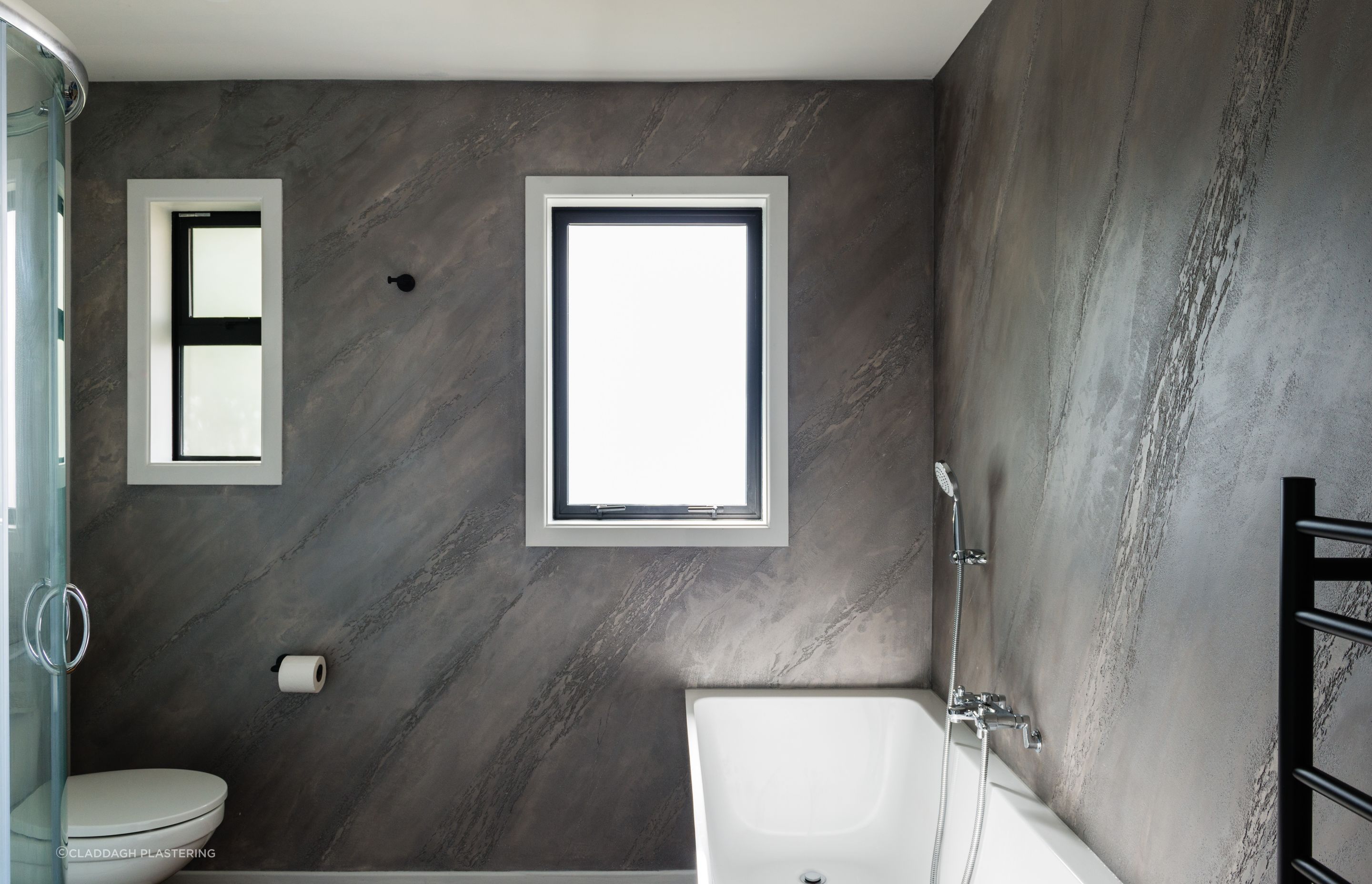 Split stone textured wall - Bathroom.