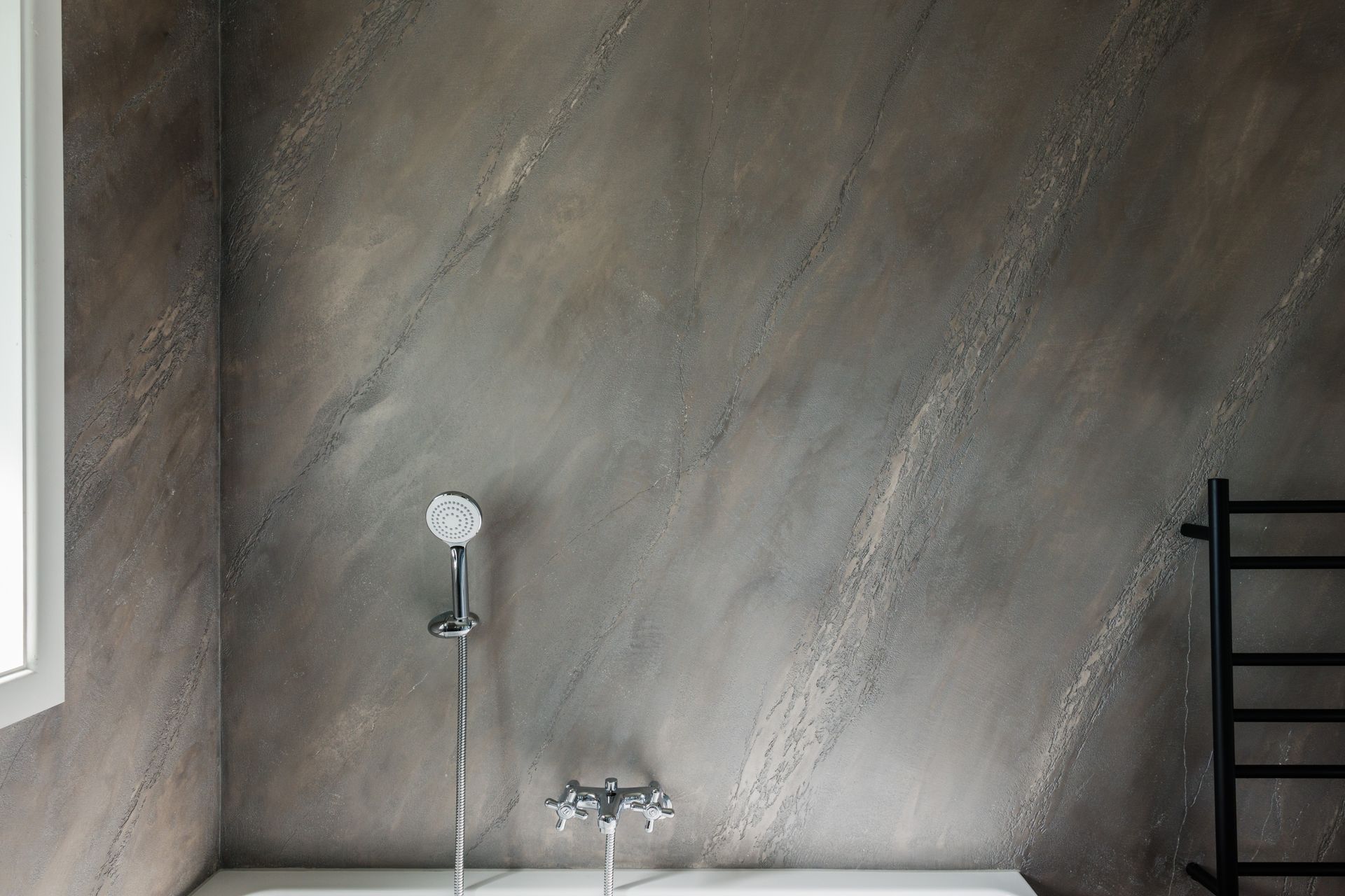 Split stone textured wall - Bathroom.