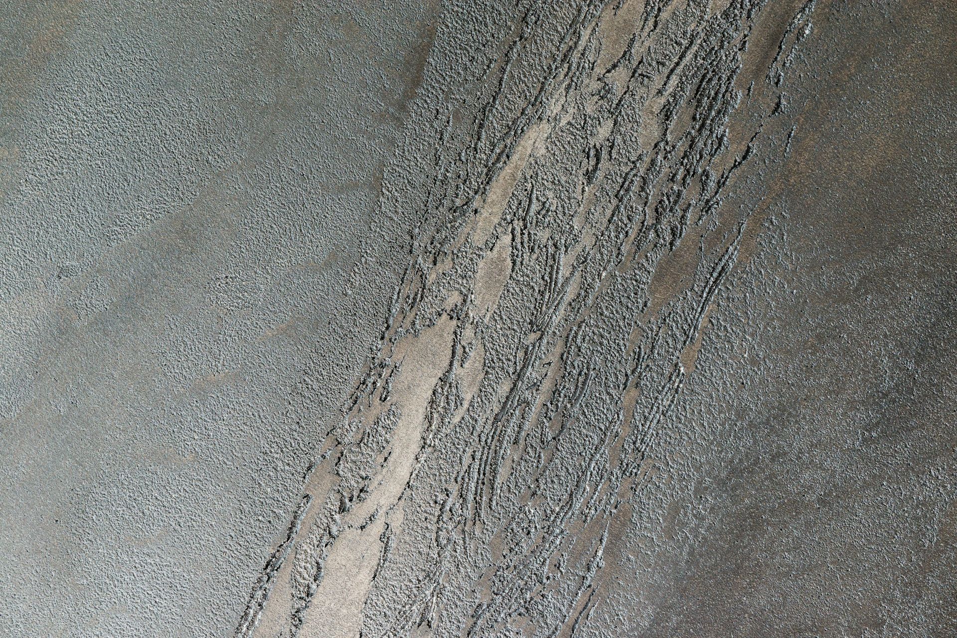 Split stone textured wall - Bathroom.