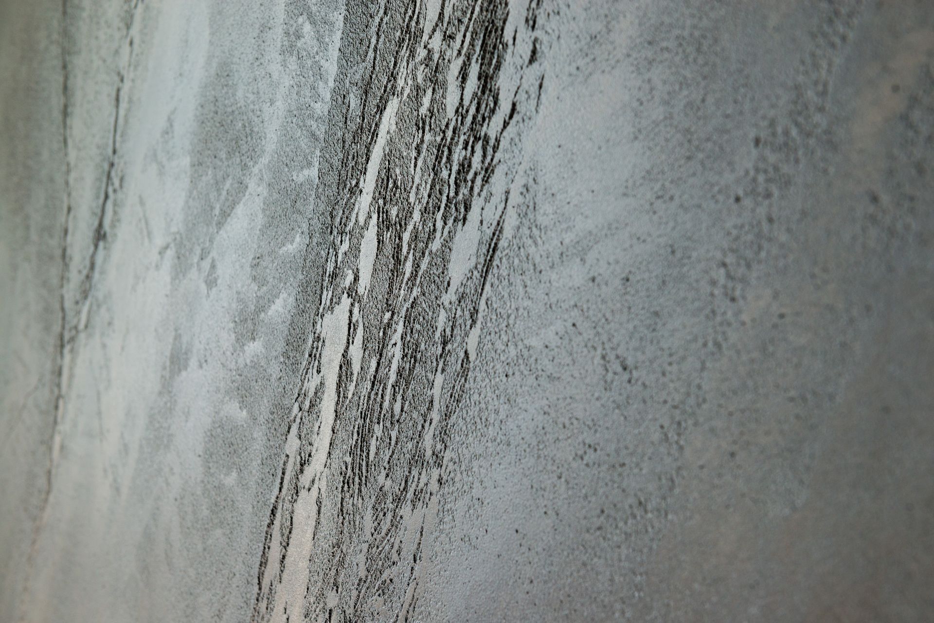 Split stone textured wall - Bathroom.