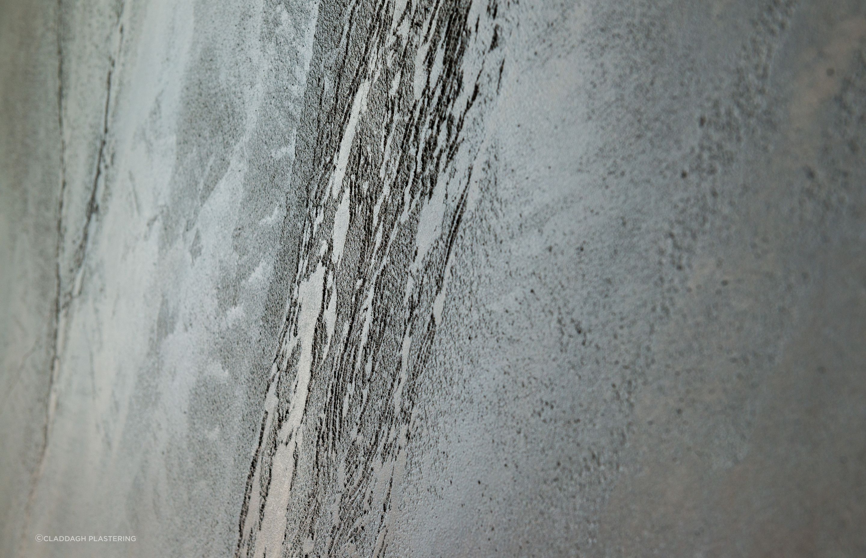 Split stone textured wall - Bathroom.