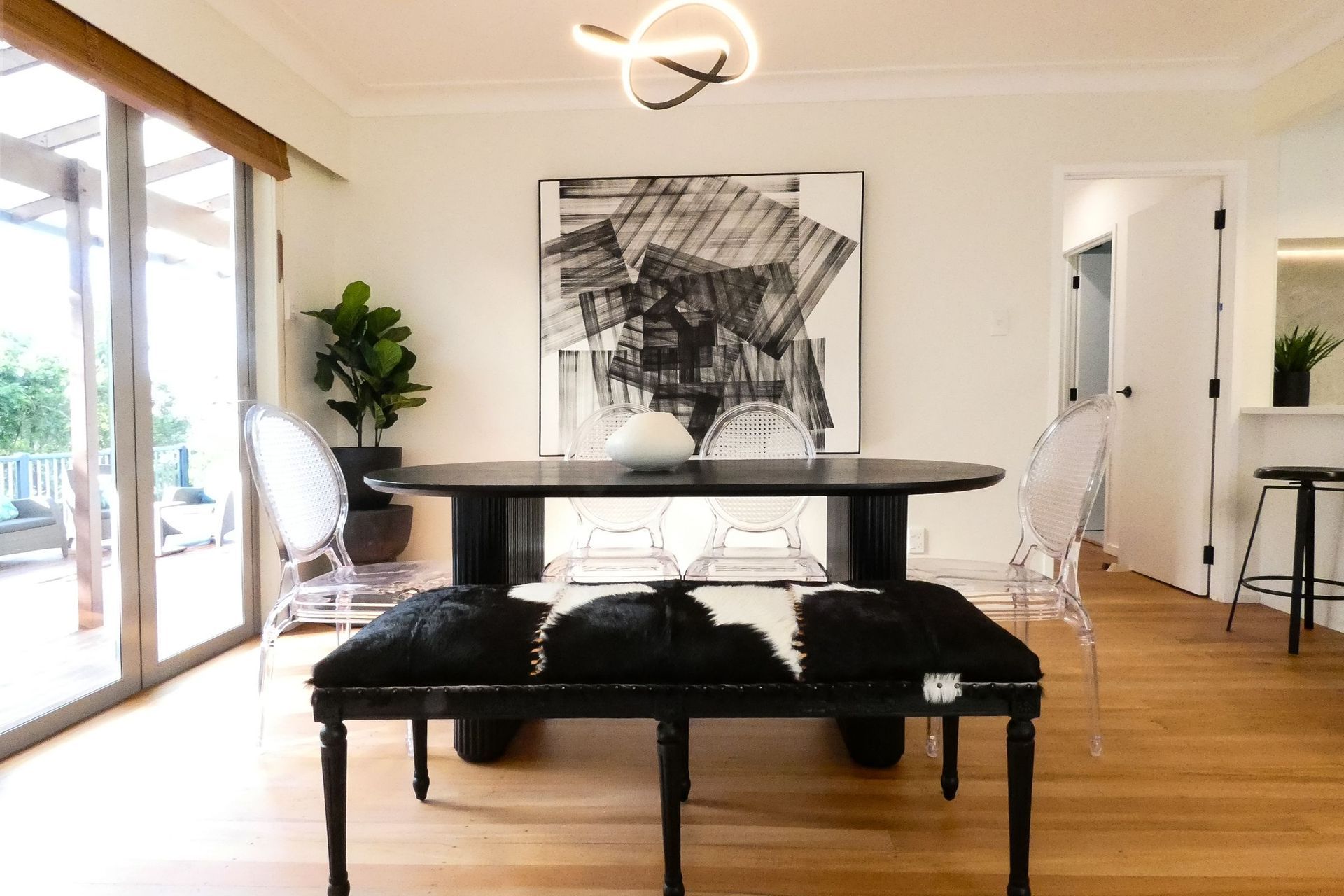 Contemporary-dining-room-in-renovated-1960s-Auckland-home.jpg
