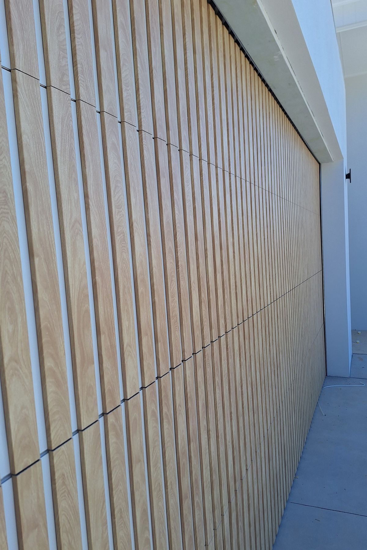 Custom-Aluminium-Sectional-Door-Powdercoated-Surfmist-with-DecoBatten-American-Oak-Port-Macquarie-Builder-6.jpg