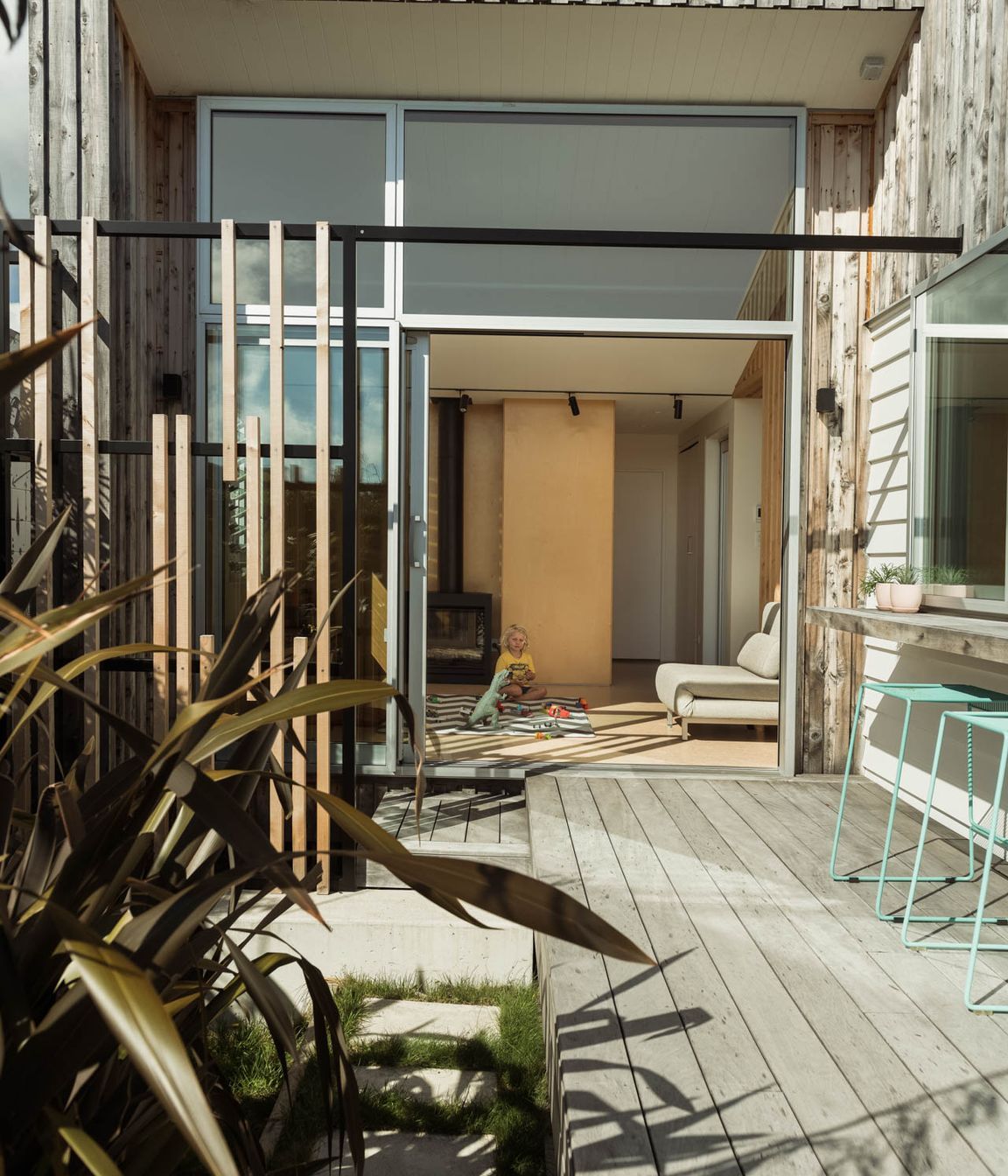 Outdoor breakfast bar + Play room