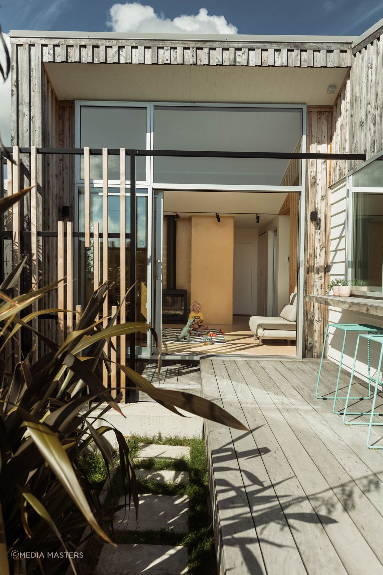 Outdoor breakfast bar + Play room