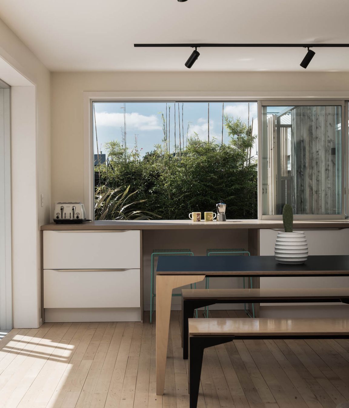 Indoor / Outdoor breakfast bar