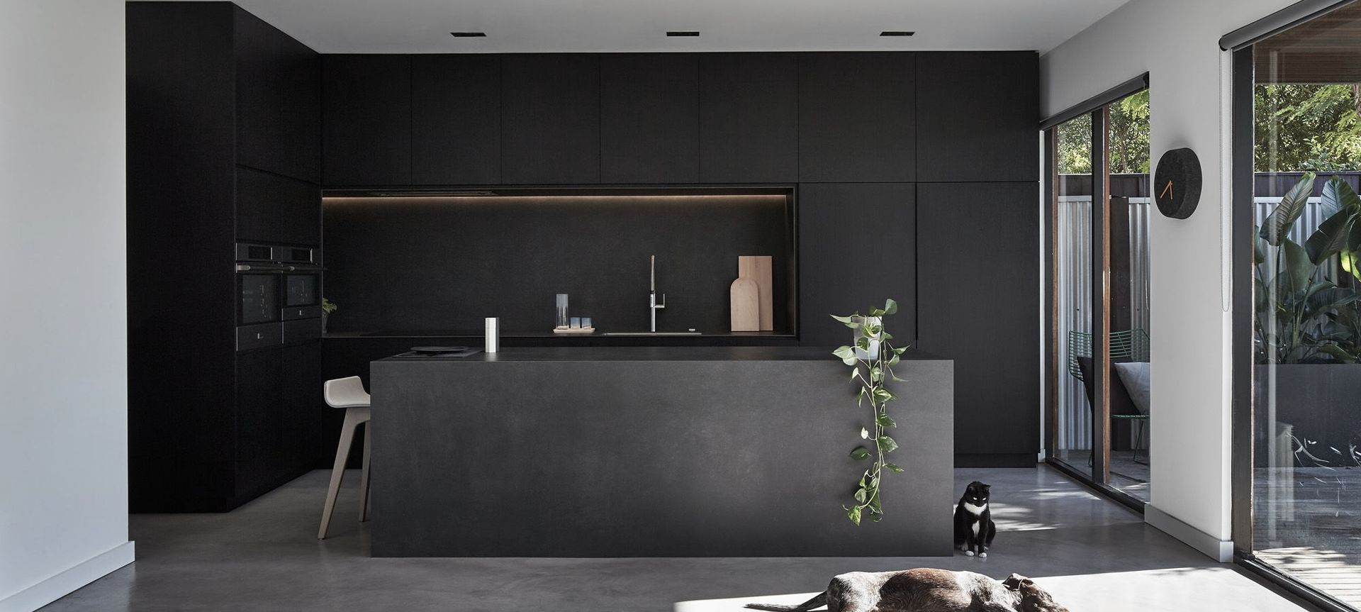 M House banner