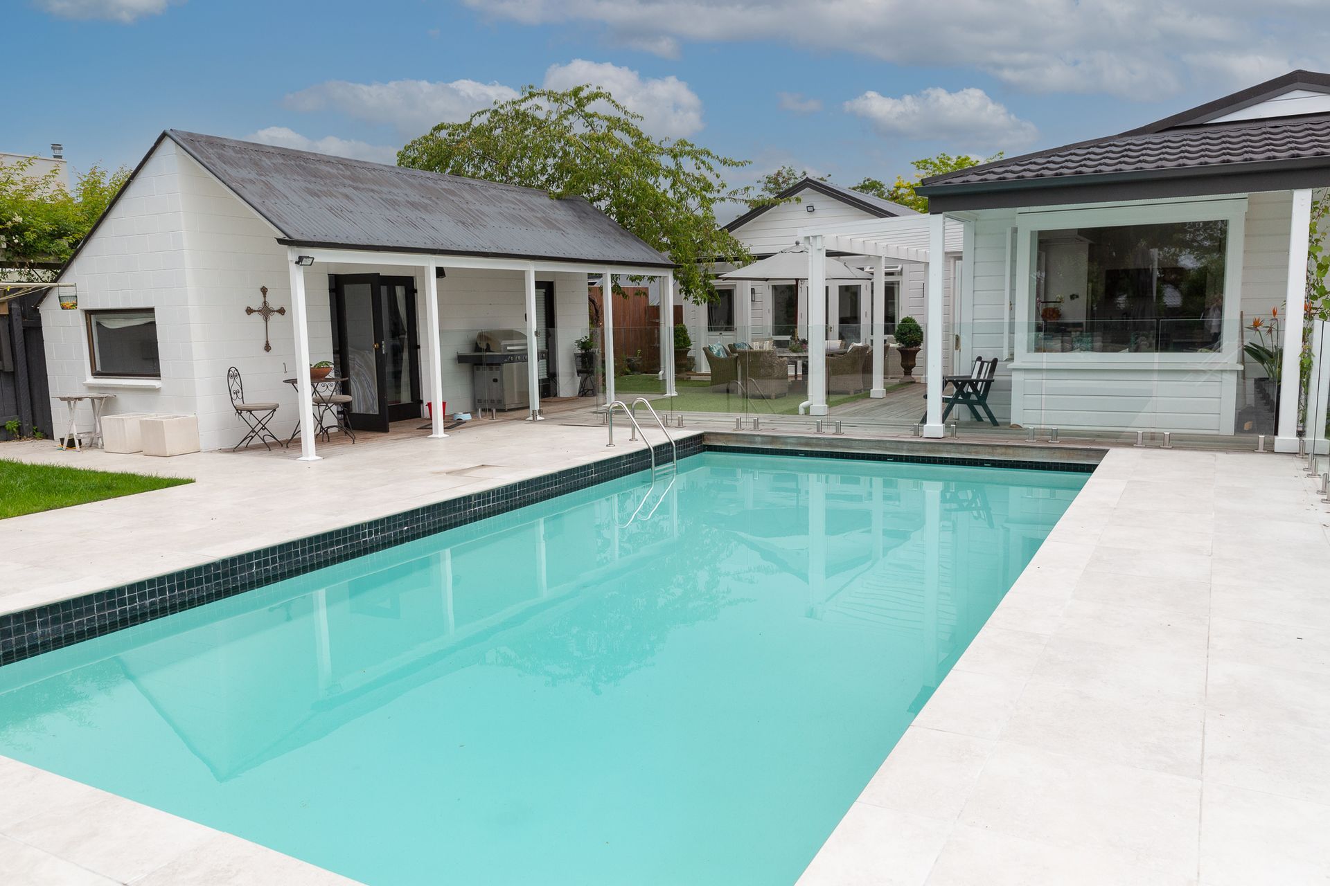 The use of a pergola in the outside space complements the pool area perfectly