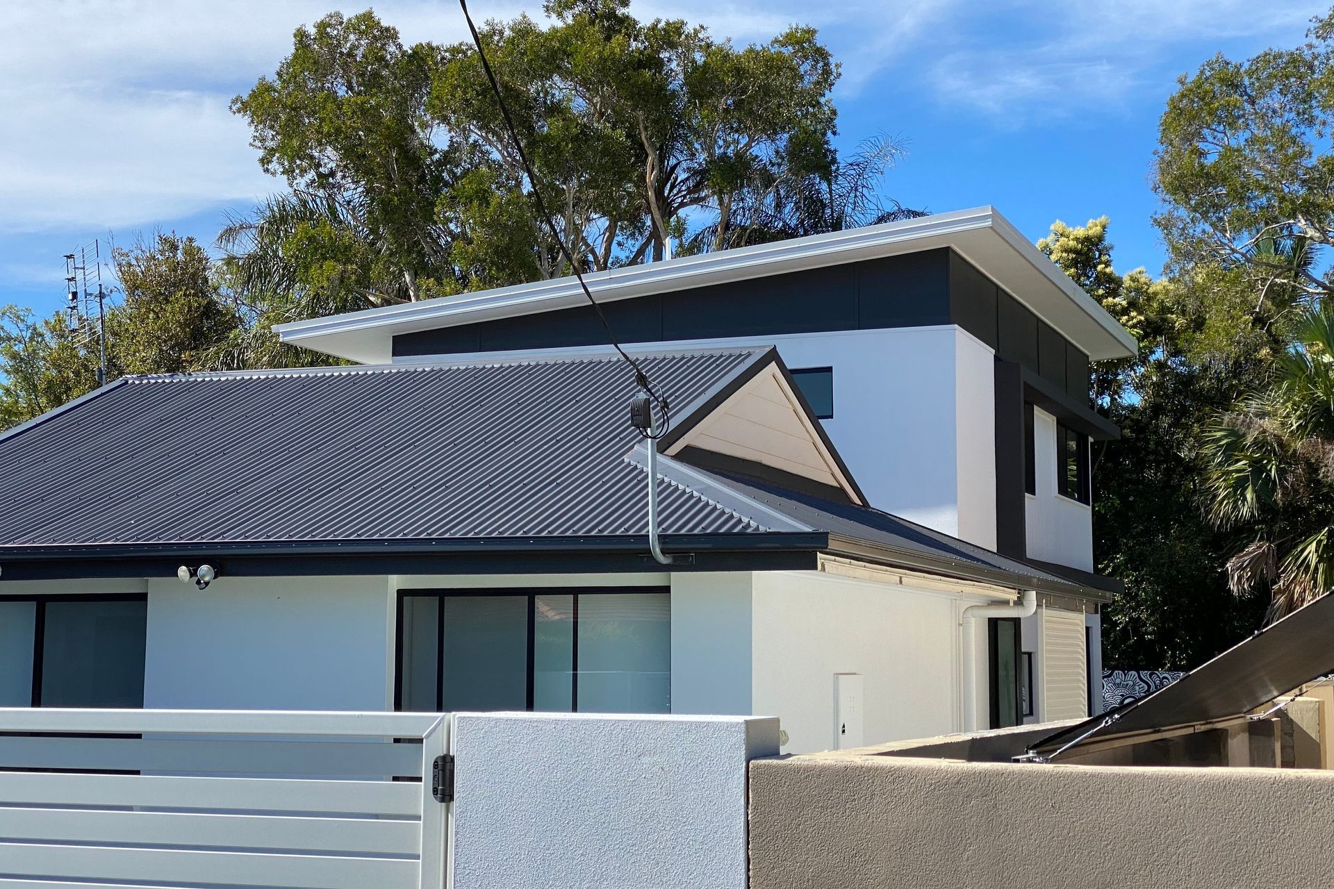 New Colorbond roof, render and window frames to existing dwelling. New 2 storey addition behind