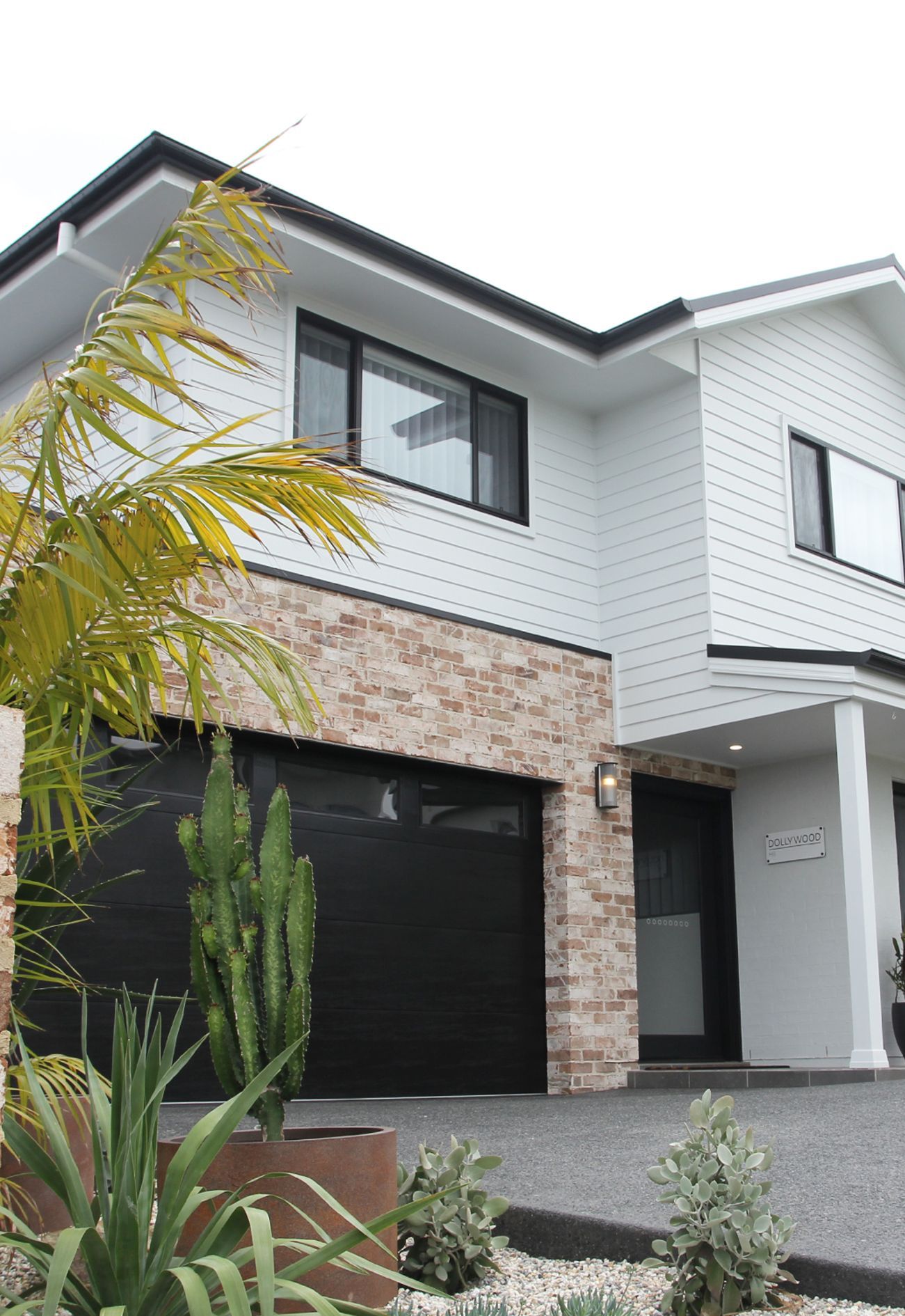 Evolution-Building-Group-Custom-Home-Facade-2-Dolly-Circ-Calderwood-Flatline-with-Plain-Ranch-Windows-in-Night-Sky.jpg