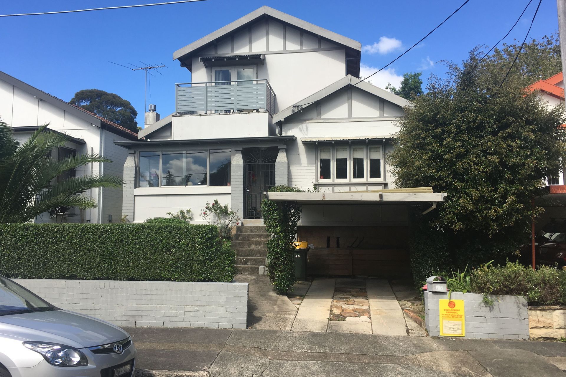 Photography: Rebecca Lu, Hilit Einav | House exterior before renovation