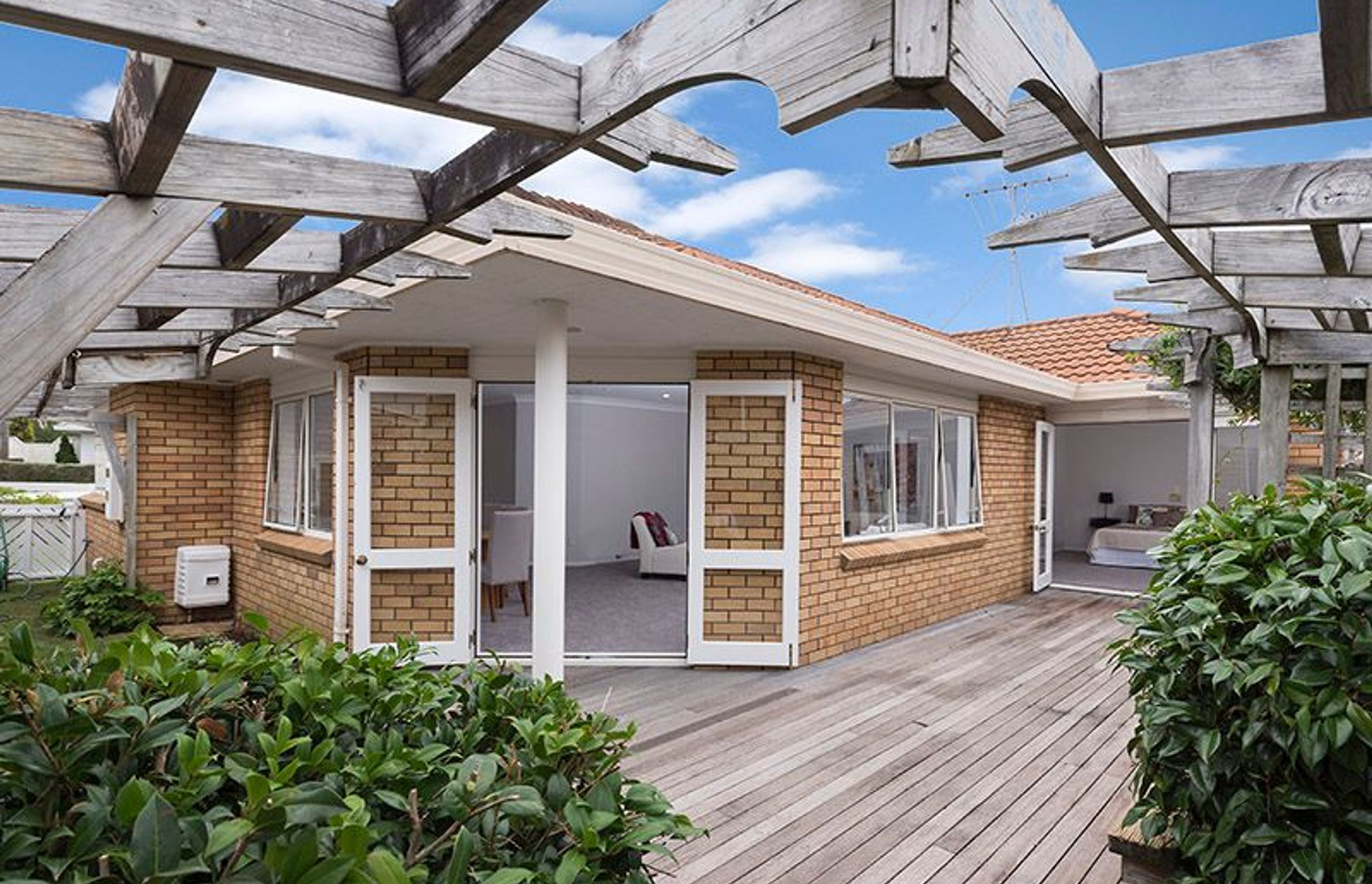 Back deck and pergola - Refurbished deck area