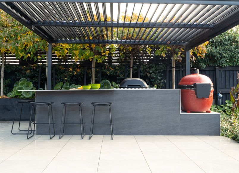 A Sophisticated Alfresco Kitchen Effortlessly Fitted in Space