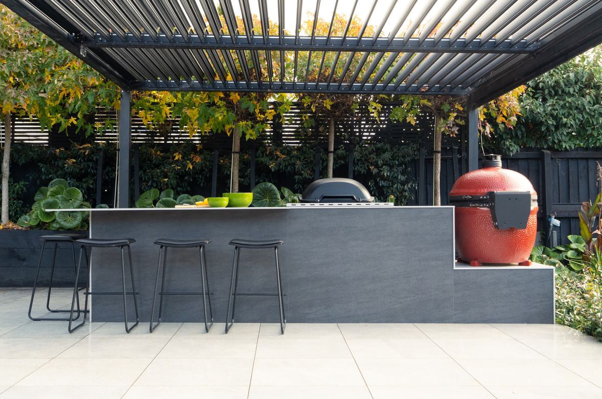 A Sophisticated Alfresco Kitchen Effortlessly Fitted in Space