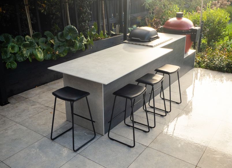 A Sophisticated Alfresco Kitchen Effortlessly Fitted in Space