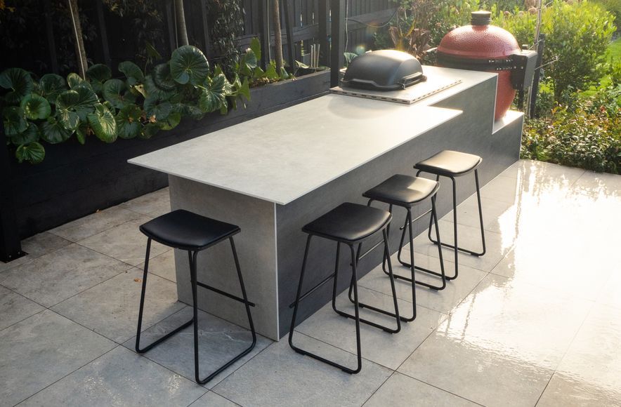 A Sophisticated Alfresco Kitchen Effortlessly Fitted in Space