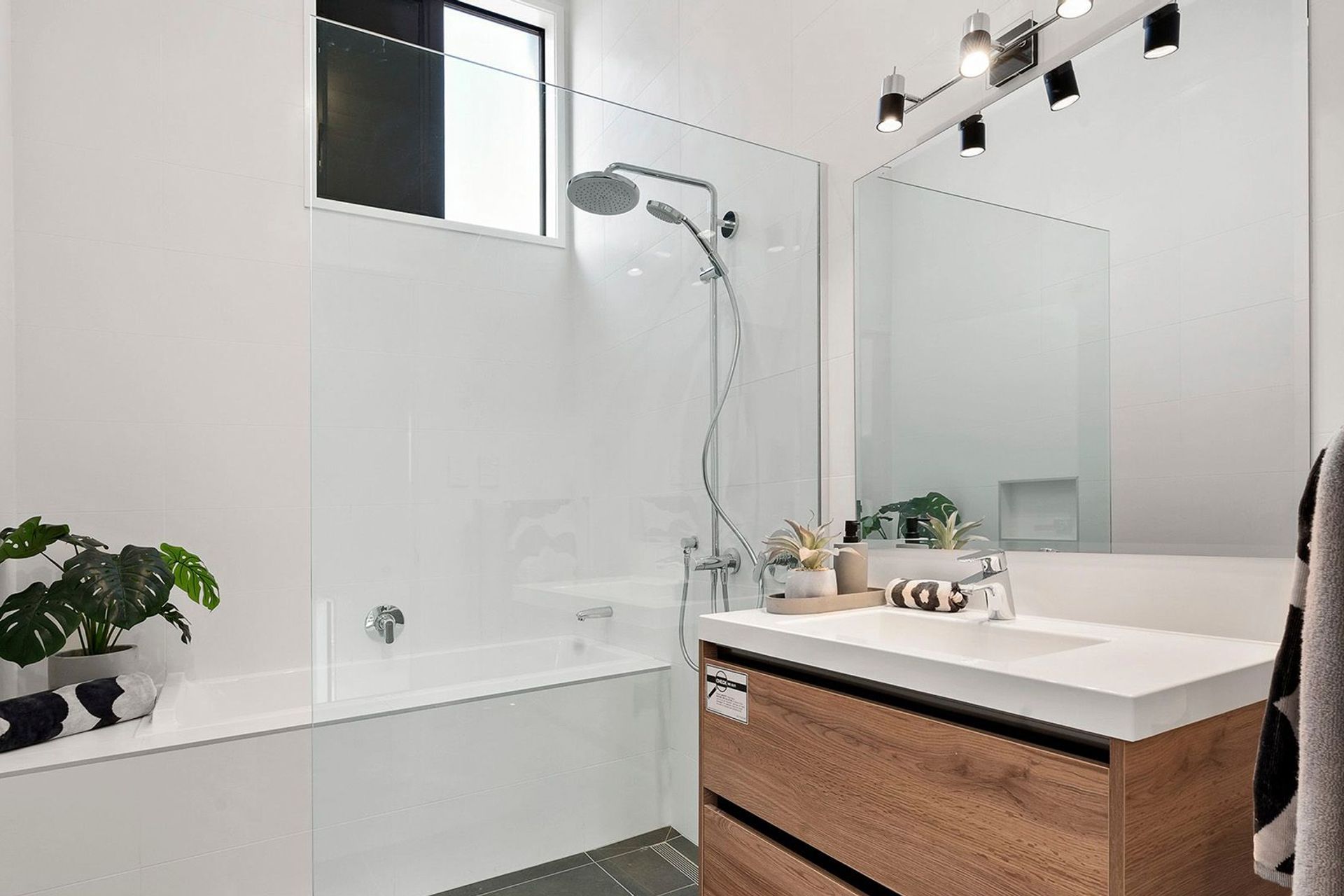 Apirana Ave, Glen Innes