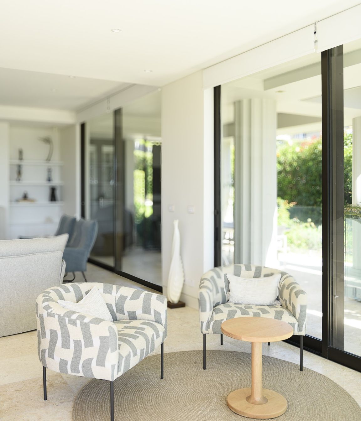 Hello-SaturdayOCEAN-VIEWAppartmentRenoLiving-2.jpg