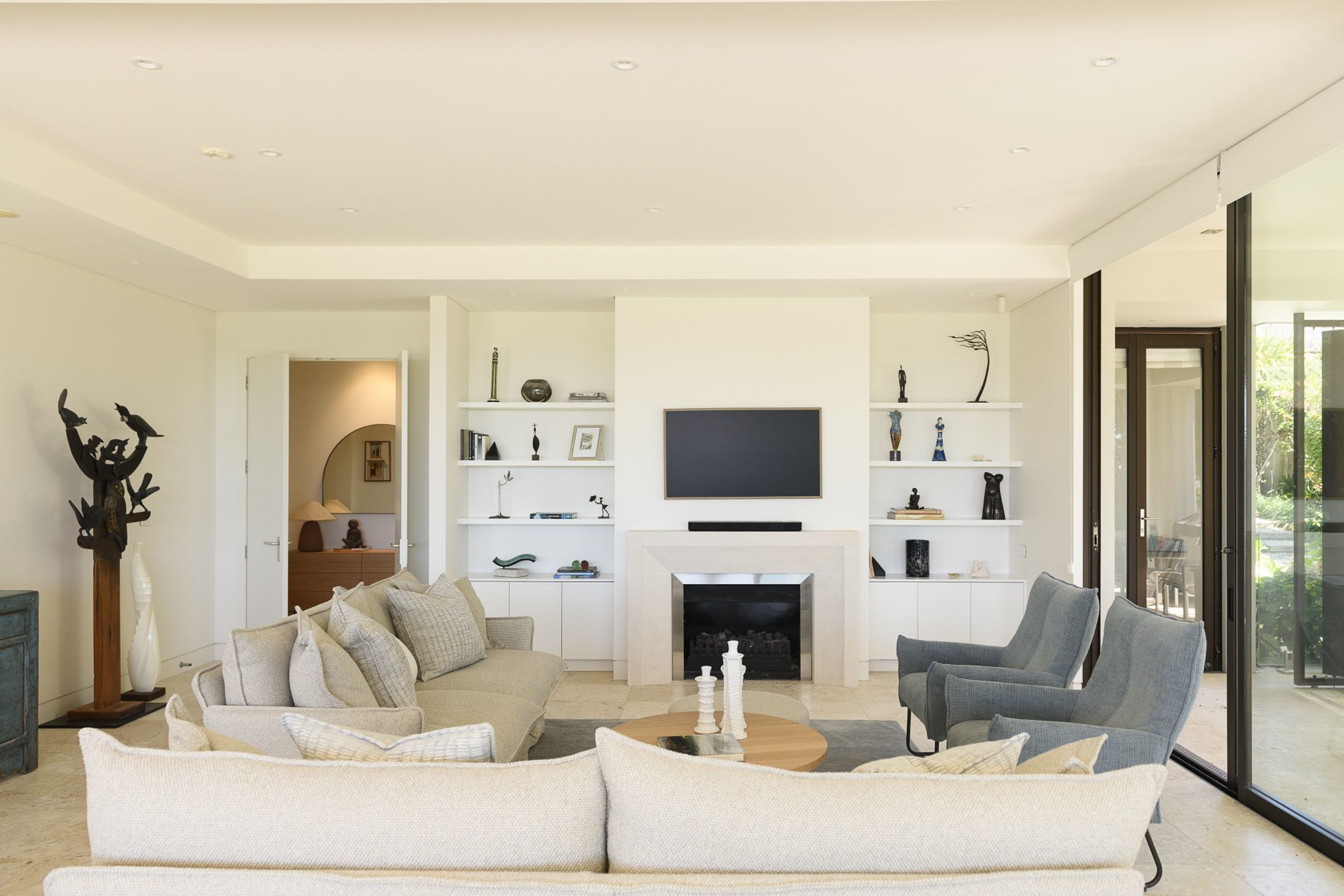 Hello-SaturdayOCEAN-VIEWAppartmentRenoLiving-6.jpg