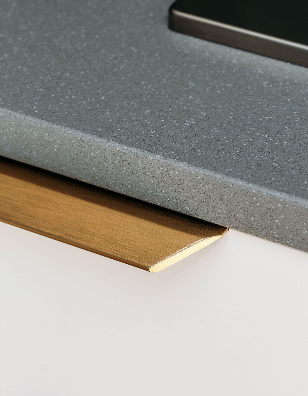 Brass recessed handles sit comfortably under the benchtop.