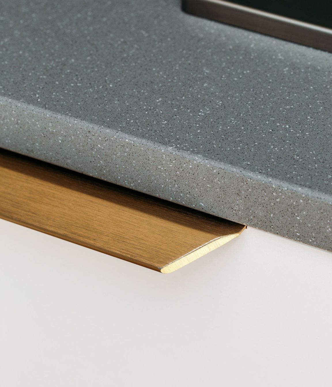 Brass recessed handles sit comfortably under the benchtop.