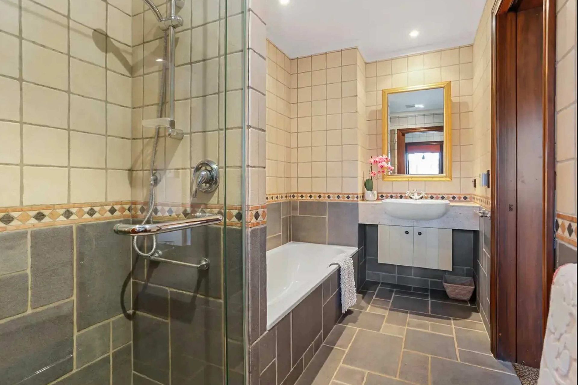 Huia Road, Titirangi