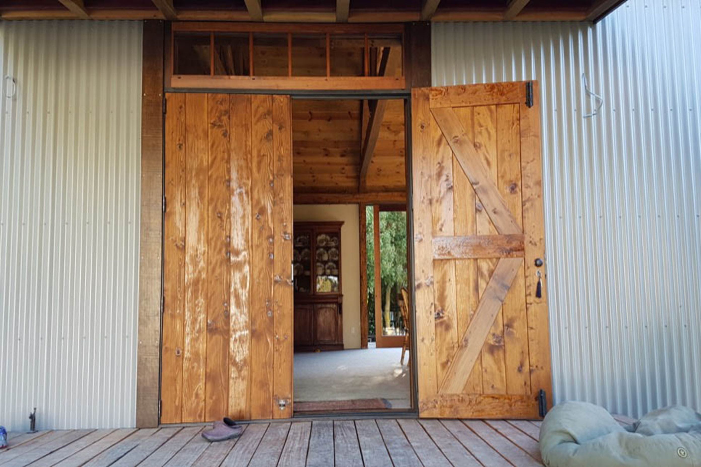 Hunting-Guides-Post-Beam-04.jpg