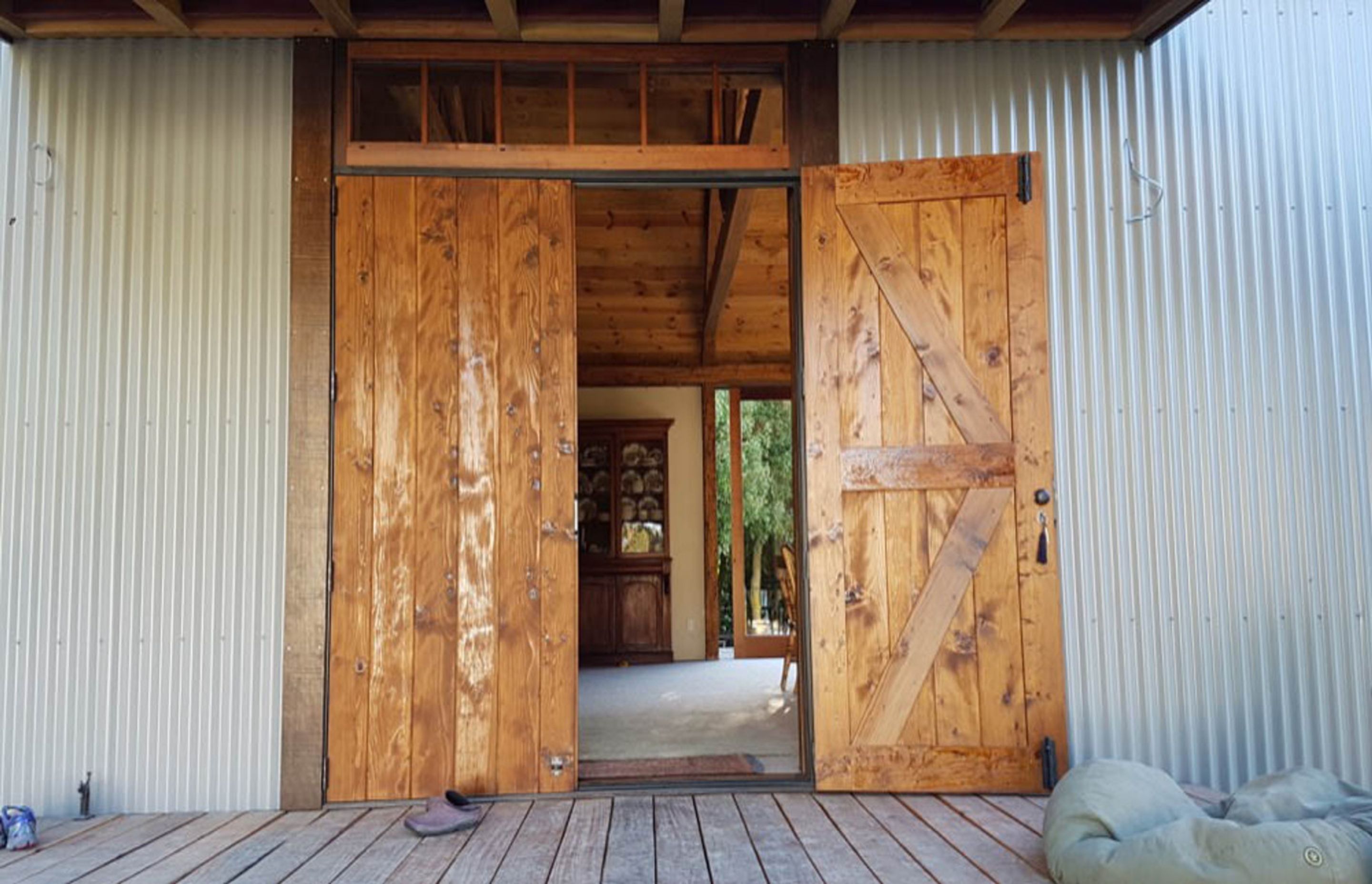 Hunting-Guides-Post-Beam-04.jpg