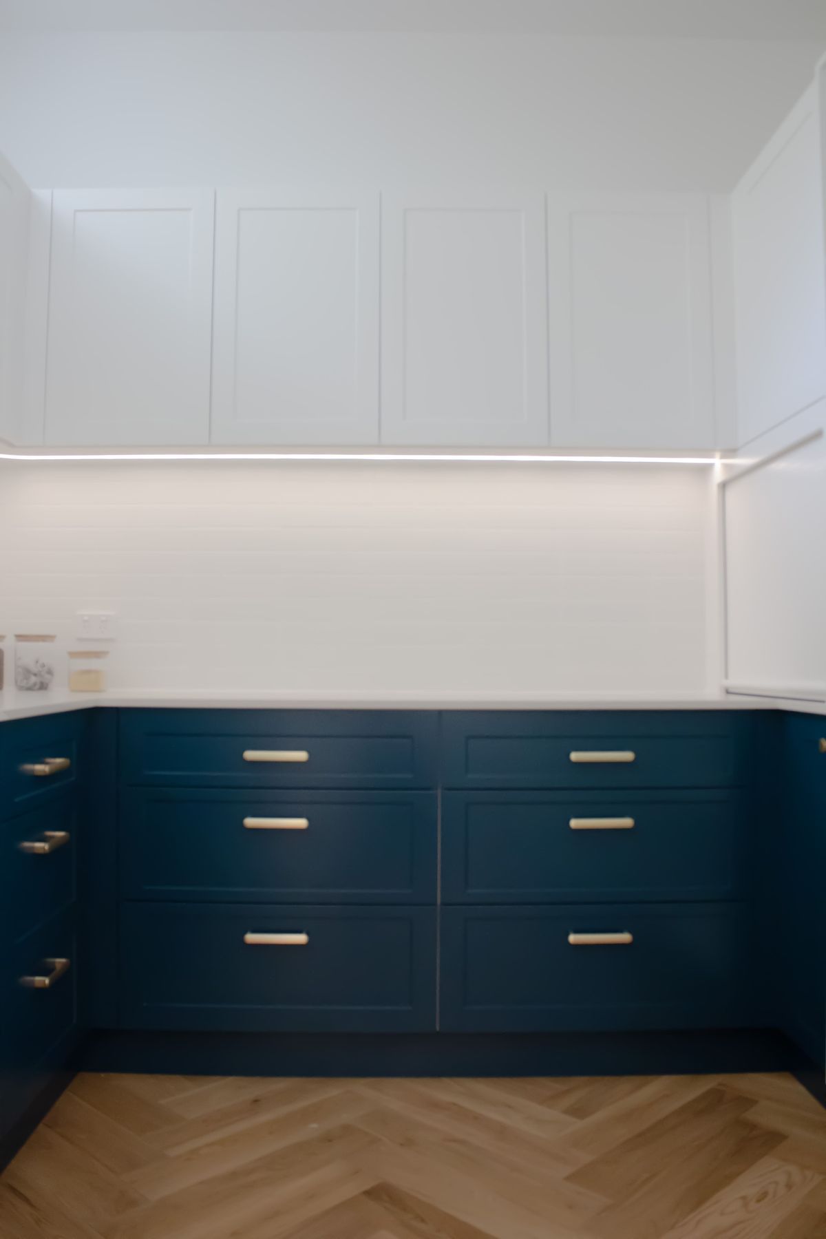 IMG0347-Butlers-pantry-with-appliance-cabinet-copy-min.jpg