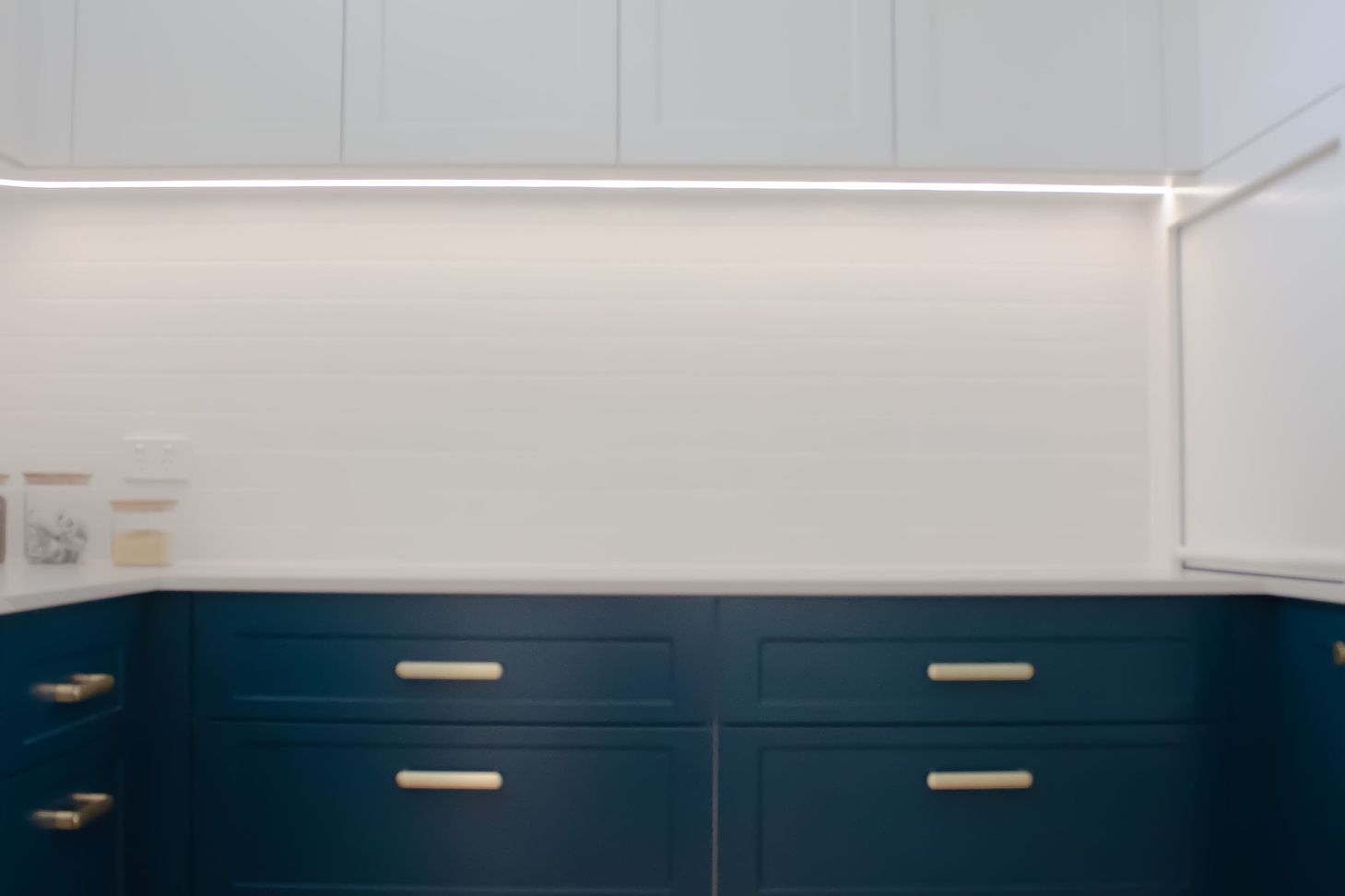 IMG0347-Butlers-pantry-with-appliance-cabinet-copy-min.jpg
