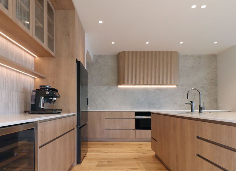 Light-Filled Family Kitchen: Timeless Elegance & Functionality
