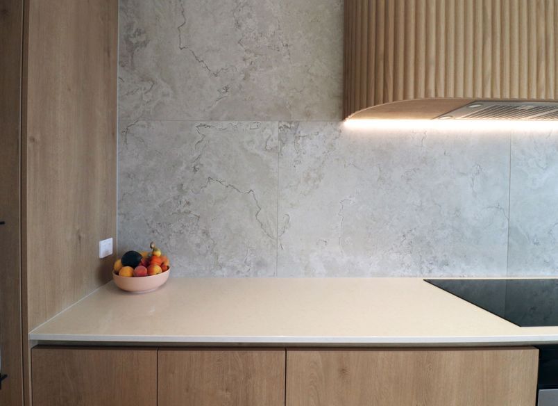 Light-Filled Family Kitchen: Timeless Elegance & Functionality
