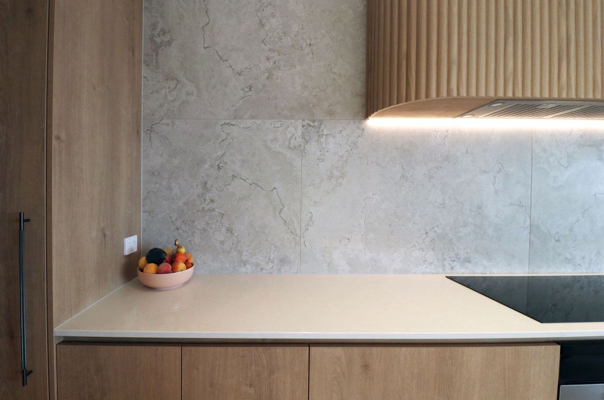 Light-Filled Family Kitchen: Timeless Elegance & Functionality