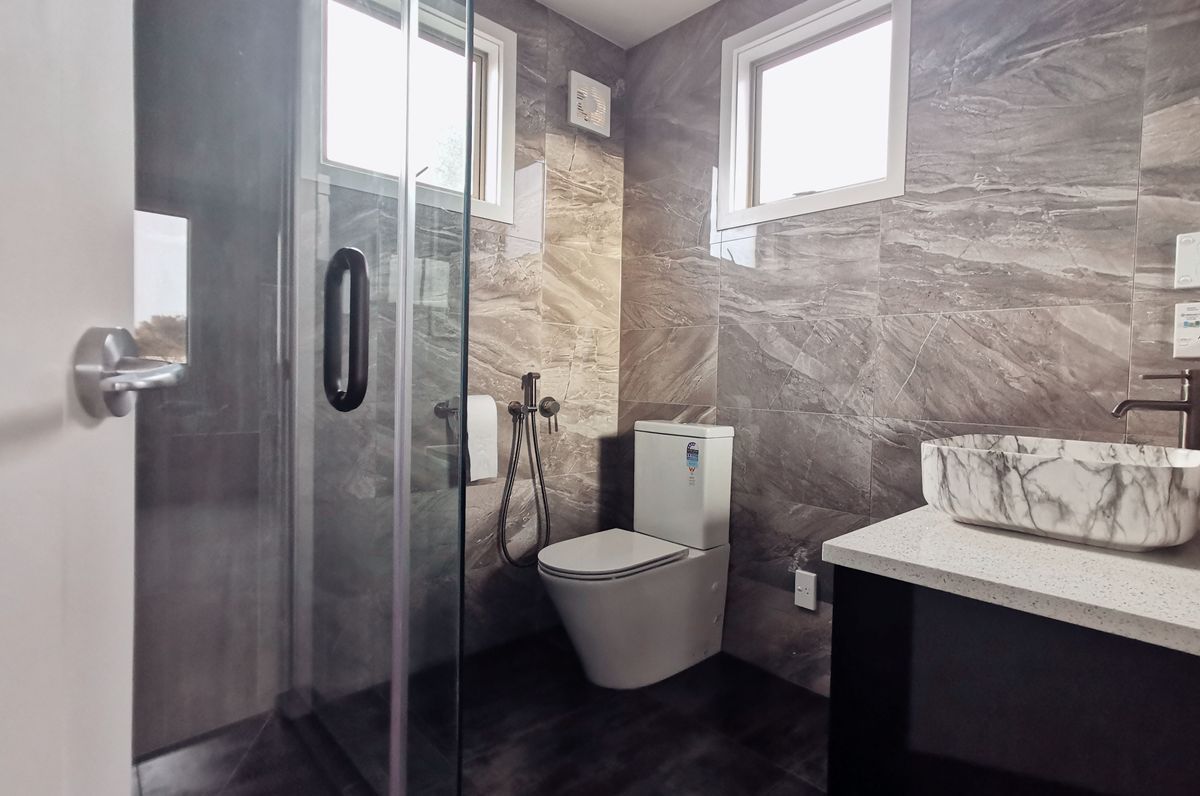 Sleek And Stylish: A Modern Ensuite Renovation