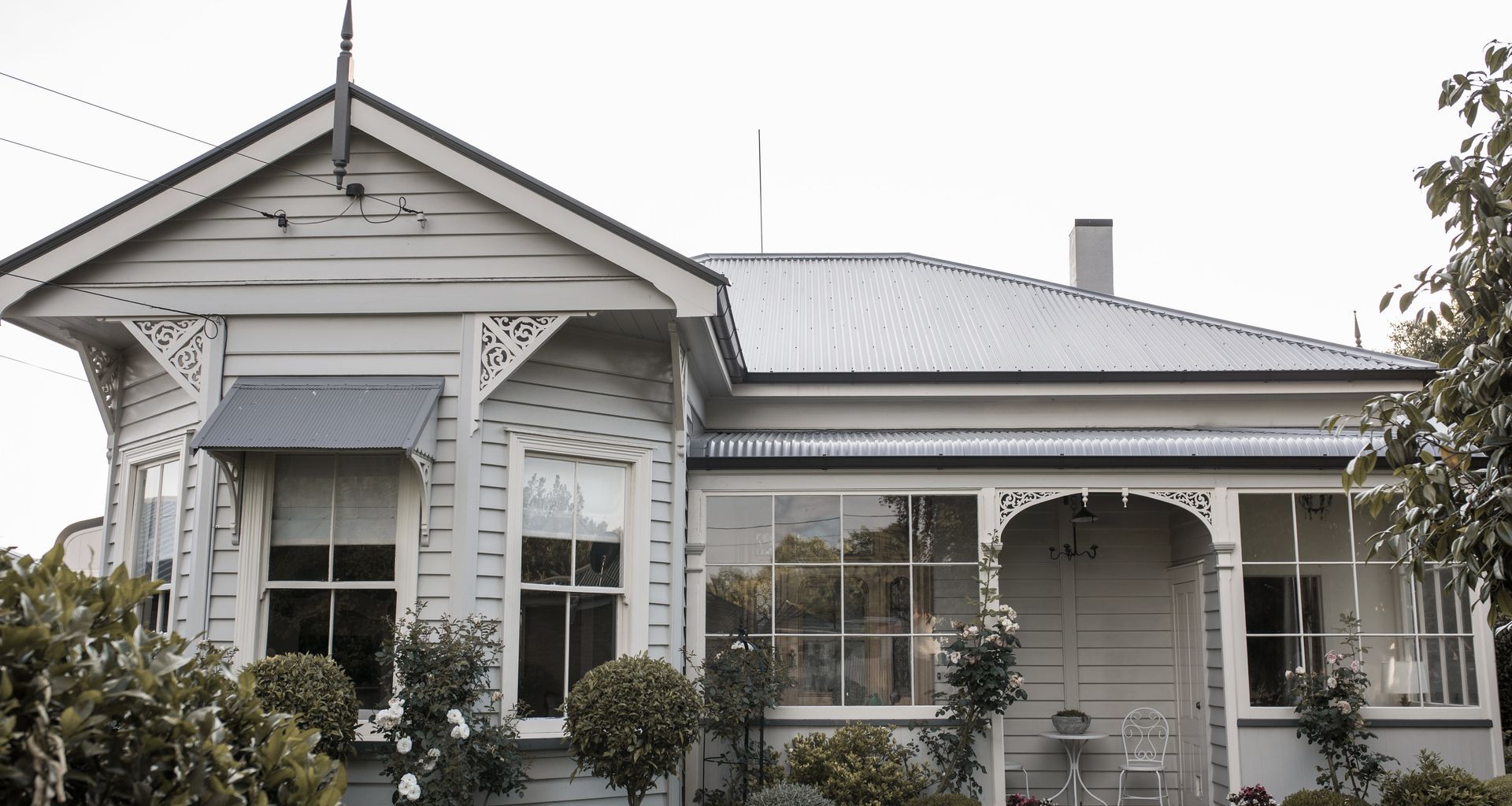 Villa Re-Roof, Hamilton banner