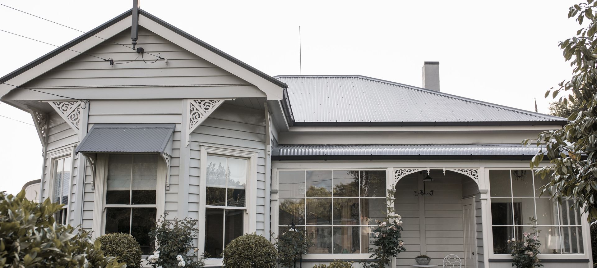 Villa Re-Roof, Hamilton banner