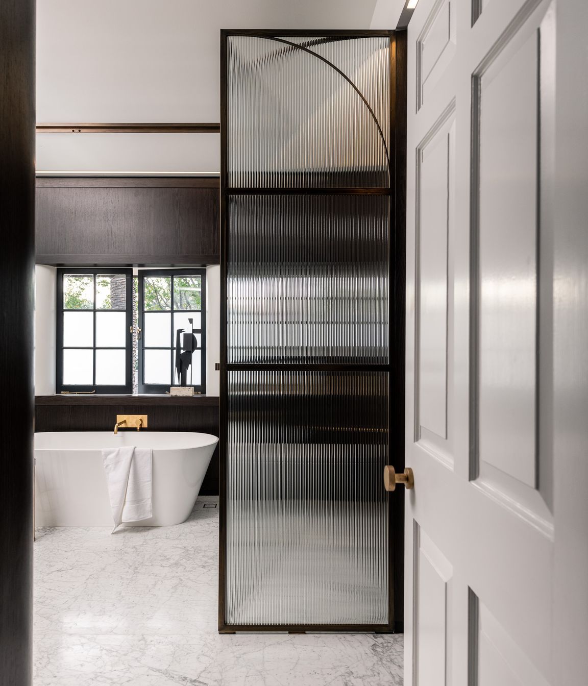Art Deco details in bathroom